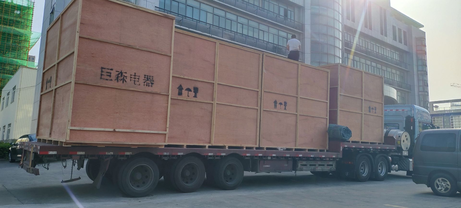 熱烈祝賀我公司配套的“印尼OBI4*380MW電廠工程220KV2#總降站35KV項目”4臺35KV抑制柜順利裝車發運！